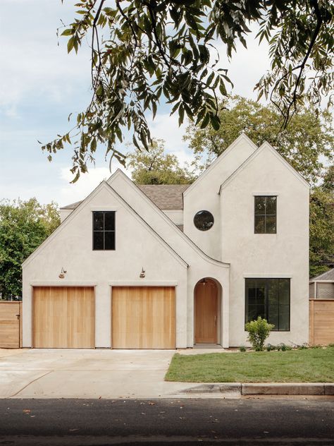 Modern Tudor stucco exterior by Cedar and Oak Homes, Austin Design Build Studio Brown Roof House Colors, Modern Tudor Home, Modern English Tudor, Brown Roof Houses, Stucco Exterior Colors, Brown Roofs, Stucco Colors, Modern Tudor, Brown Roof