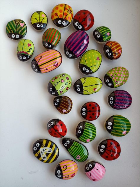 Ladybug Rocks, Garden Rock Art, Diy Rock Art, Painted Rock Animals, Stone Art Painting, Painted Rocks Kids, Rock And Pebbles, Painted Rocks Craft, Painted Rocks Diy