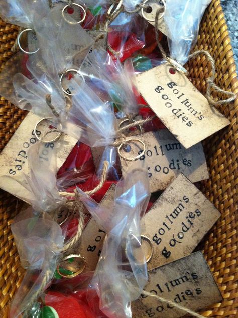 Little goody-bags filled with gummy worms and swedish fish labeled "gollum's goodies" with a gold ring attached. Rivendell Wedding, Lord Of The Rings Party, Lord Of The Rings Birthday, Lotr Party, Hobbit Wedding, Hobbit Party, Lotr Wedding, Raw Fish, Hall Pass