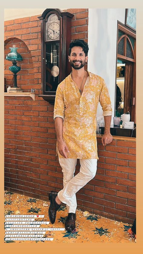 Poses For Men In Traditional Wear, Yellow Kurta Men, Indo Western Outfits For Men, Casual Wedding Suit, Mira Kapoor, Indian Wedding Suits Men, Celebrity Clothing, Indian Wedding Clothes For Men, Mens Indian Wear