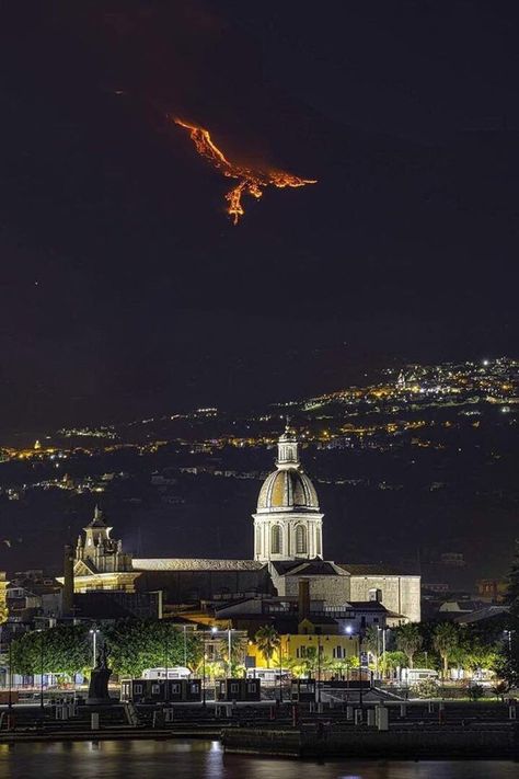 Insta Science on Twitter: ""Eruption on Mount Etna (Sicily) gives the illusion of a Phoenix in the sky." -Credits: samir391-… " Erupting Volcano, Mount Etna, 밈 유머, Living Modern, Lava Flow, Reverse Image Search, 웃긴 사진, Salvador Dali, Catania