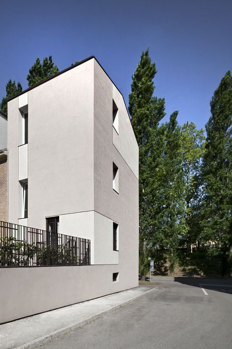 House G - Tomas Ghisellini Architects Plaster Facade, Arch Building, Townhouse Garden, Brick Cladding, Urban Housing, Modernist House, Concrete Facade, Classic Architecture, Education Architecture