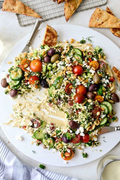 Humus Plate Ideas, Vegetarian Hosting, Greek Mezze Platter Ideas, Hummus Tray Ideas, Hummus Platter Ideas, Vegetarian Charcuterie Board Ideas, Plant Based Appetizers, Mediterranean Party Food, Humus Dip