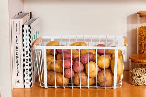 Potato Storage Ideas, Freeze Potatoes, Storing Veggies, Storing Potatoes, Fondant Potatoes, Potato Storage, Green Potatoes, Healthy Potatoes, Types Of Potatoes