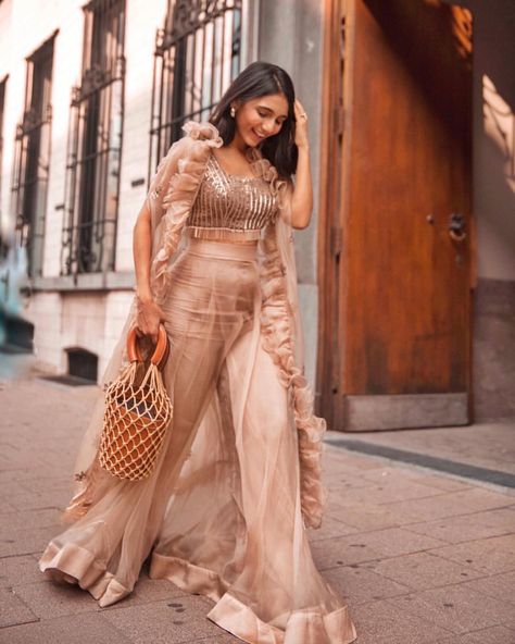 Masoom Minawala sur Instagram : // Walking into fashion month💃💃💃 I CANNOT wait to show you all my looks!!! So many exciting projects coming up! Thank you as always for… Traditional Crop Top And Pant, Party Outfit Summer, Net Outfit, Bauchfreies Top, Designer Bridesmaid Dresses, Fancy Blouse, Stylish Party Dresses, Fancy Dress Design, Dress Indian Style