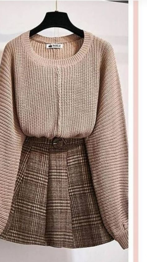 Bookworm Aesthetic Outfit, Bookworm Style, Nerd Outfits, Checked Skirt, Skirt Suit, Outfits Aesthetic, Knitted Sweater, Aesthetic Clothes, Sweater Sizes