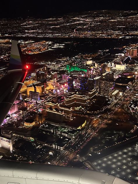 Las vegas strip from the airplane Fly Over Las Vegas, Las Vegas Plane Ticket, Las Vegas Airplane View, Las Vegas Lifestyle, Vegas Trip Aesthetic, Vegas Pics, Las Vegas At Night, Las Vegas Aesthetic, Plane Window View