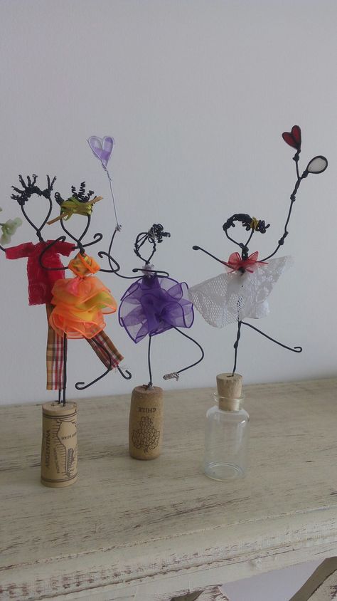 Cork People, Sculptures Sur Fil, Dekorasi Halloween, Wire Art Sculpture, Wine Cork Crafts, Wine Corks, Cork Crafts, Recycled Art, Wire Sculpture