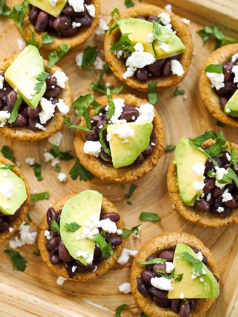 These vegetarian baked sopes are a fun Mexican-inspired appetizer! Fancy Mexican Food Wedding, Mexican Appetizers For Wedding, Mexican Small Bites, Baked Sopes, Mexican Wedding Appetizers, Mexican Canapes, Mexican Hors D’oeuvres, Quince Snacks, Vegetarian Wedding Food