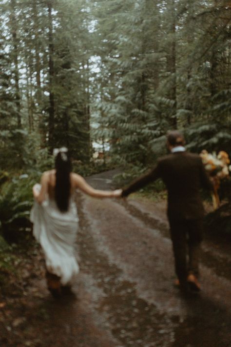 Rainy Day Elopement, Wedding Forest Photography, Wild Couple Photoshoot, Engament Photos, Oregon Aesthetic, Cabin Elopement, Elopement Aesthetic, Forest Engagement Photos, Oregon Forest