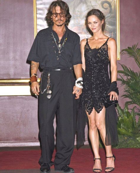 Johnny Depp Style Clothes, Johnny Depp Girlfriend, Vanessa Paradis Johnny Depp, Johnny Depp Style, Kaptan Jack Sparrow, Johnny Depp Fans, Young Johnny Depp, Johnny Depp Pictures, Couple Fits