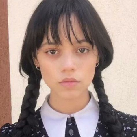 Jenna Ortega Side Profile, Jenna Ortega Hair, Wednesday Addams Jenna, Wednesday Addams Jenna Ortega, Clown Costume Women, Emma Myers, Clown Costume, Hair Straight, Side Profile