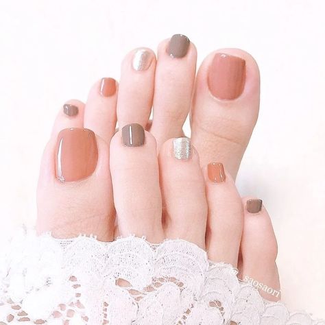 Glitter Toe Nails, Feet Nail Design, Pedicure Designs Toenails, Change Day, Foot Nail, Brown Nails Design, Gel Toe Nails, Toe Nail Color, Pretty Toe Nails