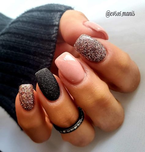 Elegant Nails Dark Colours, Pretty Neutral Acrylic Nails, Dip Powder Nails Ideas Almond, October Sns Nails, Anc Nails Ideas Fall, Matte Glitter Gel Nails, Black Nails With Pink Glitter, Rock Concert Nail Ideas, September Nails 2023