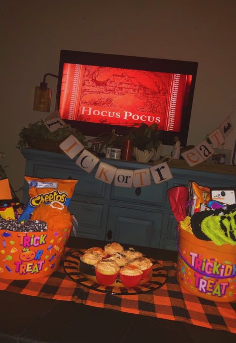 Diy Halloween Movie Night, Halloween Movie Astethic, Halloween Home Date Ideas, Family Halloween Movie Night Ideas, Summerween Movie Night, Halloween Sleepover Activities, Halloween Movie Night Aesthetic, Halloween Night Ideas, Halloween Movie Night Ideas