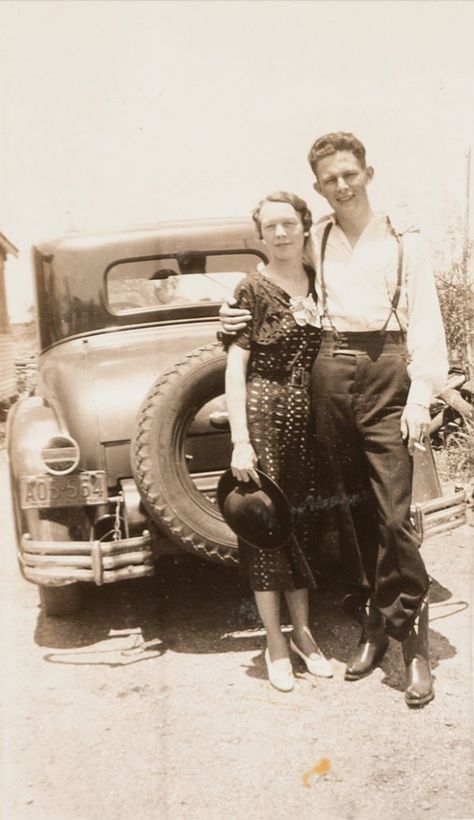 Bonnie And Clyde Photos, Clyde Barrow, Wild West Outlaws, Gangster Style, Bonnie Parker, Mafia Gangster, Bonnie Clyde, Bonnie N Clyde, Cute Couple Poses