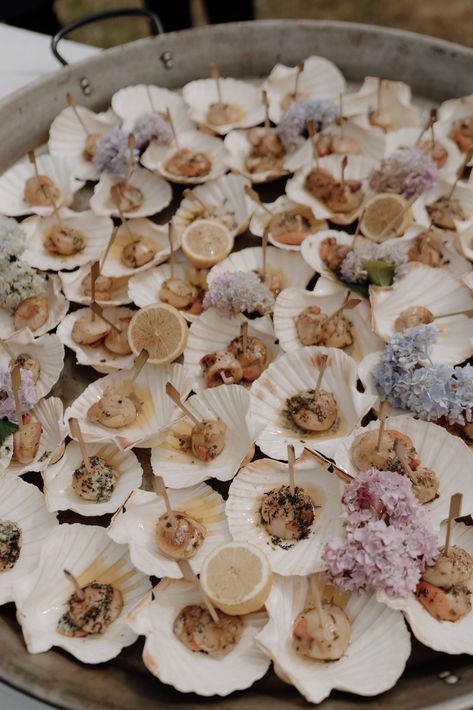 Discover a fun idea for canapes that will add a delightful twist to your summer wedding in Cornwall. Our couple chose a Scallop Station, a unique and memorable addition to your special day. It's the perfect way to infuse the essence of the sea into your wedding menu, creating an unforgettable experience for you and your guests. Explore this unique wedding food idea and make your celebration one for the books! Planned by Rebecca Marie. Sea Food Wedding, Seafood Wedding Buffet, Beach Wedding Food Ideas, Wedding Canapes Ideas, Beach Wedding Food, Wedding Steak, Italian Wedding Food, Pearl Themed Wedding, Wedding Canapés