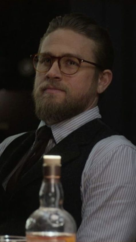 Charlie Hunnam The Gentlemen, Librarian Chic Outfits, Raymond Smith, Gentleman Movie, The Gentlemen, Gentleman Aesthetic, Guy Ritchie, Fashion Model Photography, Wicked Game