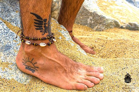 A unique very cool summer ankle bracelet set for men and women. Two matching ankle bracelets made out of cowrie shells, coconut and wood beads and bronze beads. The full length is 37 cm, perfect for both women and men: you just have to tie it at the desired length, double knot suggested.  The anklet comes with an eco-friendly gift bag.  IMPORTANT: The estimated time delivery Etsy provides isn't very exact. Please note that it takes about a week to ship and 1-2 weeks to deliver to Europe and abou Mens Anklet, Men's Ankle Bracelet, Boho Surf, Anklet Set, Summer Anklets, Boho Men, Beaded Anklet, Beach Anklets, Double Knot