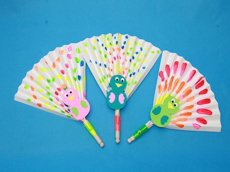 Here's a fun kid craft for this summer that will keep you and your kids cool: peacock paper fans! Hand Fans Diy, Paper Peacock, Diy Peacock, Fan Craft, Peacock Crafts, Tissue Paper Crafts, Diy Summer Crafts, Finger Paint, Paper Fan