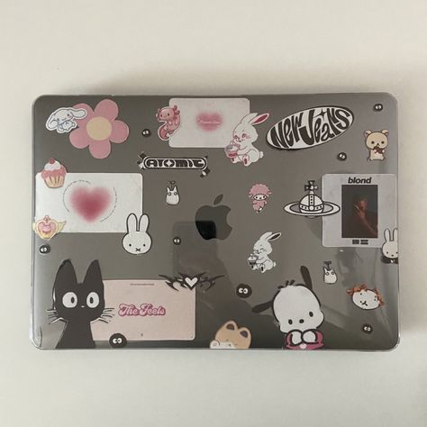 Macbook Accessories Aesthetic, Macbook Case Ideas, Laptop Decoration Stickers, Macbook Customization, Macbook Case Aesthetic, Mac Aesthetic, Macbook Case Stickers, Apple Ecosystem, Macbook Aesthetic