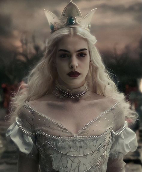 Queen Icon, Queen Halloween Costumes, Queen Alice, Alice In Wonderland Costume, Wonderland Costumes, Halloween Inspo, White Queen, Cat Walk, Best Cosplay