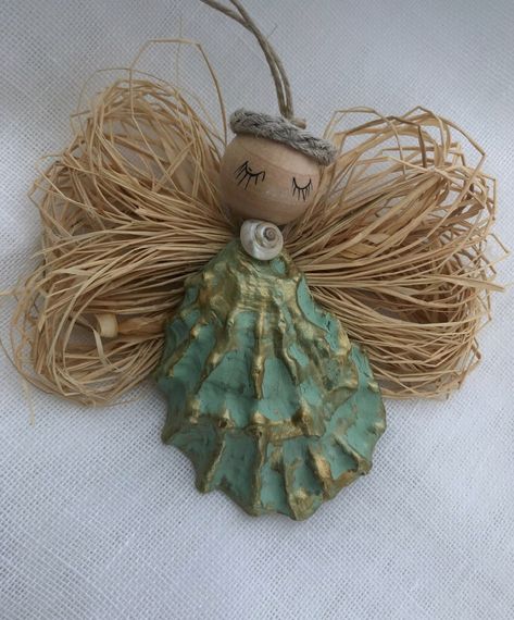 Shell Angels Ornament, Small Shell Crafts, Oyster Shell Angels, Sea Shell Christmas Ornaments Diy, Painting Oyster Shells Diy, Christmas Angels To Make, Seashell Ornaments Diy, Shell Art Projects, Oyster Angel