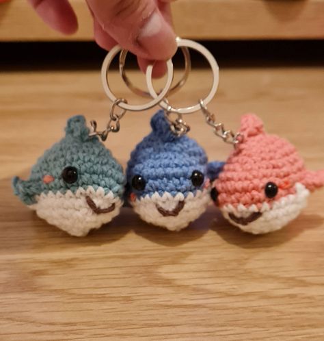 Crochet Keychain Shark, Shark Accessories, Shark Keychain, Crochet Shark, Crocheted Things, Crochet Whale, Turtle Keychain, Crochet Fish, Crochet Turtle