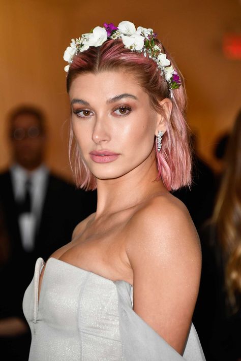 Exactly How Hailey Baldwin Got Her Peachy Pink Hair for the Met Gala  - Cosmopolitan.com Hailey Rhode Baldwin, Short Wedding Hair, Trendy Hair Color, Summer Hair Color, Hair Colorist, Hailey Baldwin, Hair Color Trends, Trendy Hairstyles, Prom Hair