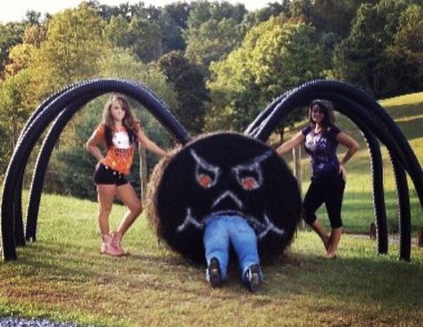 My hay bale spider 🕷 Spider Hay Bale, Hay Bail Decorating Ideas, Christmas Hayride Ideas, Halloween Hay Bale Ideas, Hay Bale Halloween, Fall Hay Bale, Halloween Hay Bale, Decorated Hay Bales, Hay Bale Fall Decor