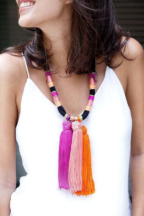 Diy Tassel Necklace, Diy Necklaces Tutorial, Rope Tassel, How To Make Tassels, Diy Tassel, Chic Necklace, Necklace Tutorial, Pearl Jewelry Necklace, Tassel Jewelry