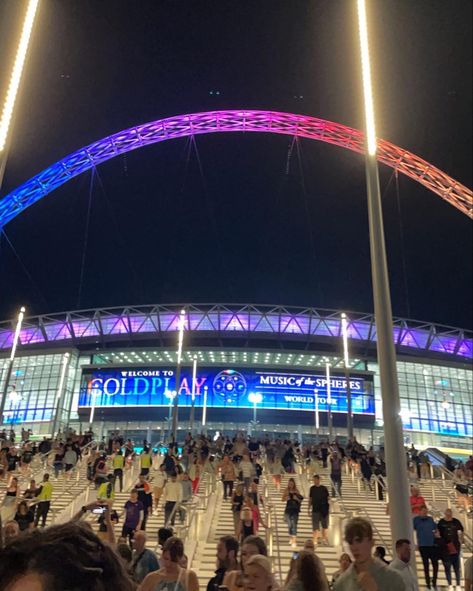 Coldplay Wembley, Wembley Stadium Concert, Coldplay Music Of The Spheres, Music Of The Spheres, Coldplay Music, Coldplay Concert, Dream Concert, Wembley Stadium, Pretty Lights