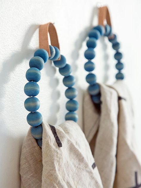 modern & hip wooden bead projects - My French Twist Tassen Hanger, Joululahjat Diy, Towel Holder Diy, Wood Beads Diy, Diy Towels, Handmade Charlotte, Hemma Diy, Diy Bricolage, Handmade Towel