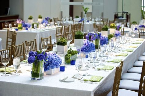 Simple table design with pops of blue Boda Vintage Ideas, Navy Blue Wedding Decorations, Wedding Table Decorations Blue, Blue Table Decorations, Blue Table Settings, Silver Wedding Decorations, Blue Wedding Centerpieces, Blue Wedding Decorations, Beautiful Wedding Decorations