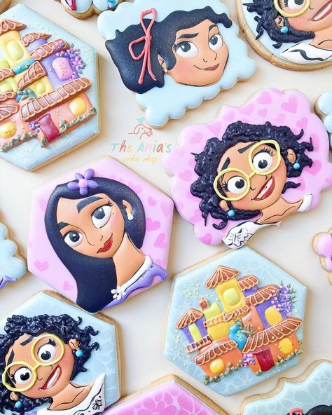 Galletas Decoradas on Instagram: “Encanto cookies 💜 #encantocookies #encanto #disneyencanto #sugarcookies #customcookies #royalicing #royalicingcookies #galletasdecoradas…” Cookies Encanto, Encanto Cookies, Encanto Decor, Encanto Cake, Encanto Birthday, Cake Pop Designs, Cookie Shop, Encanto Party, Princess Cookies