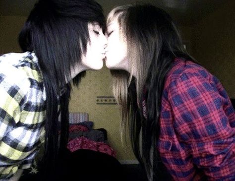 Myspace Emo, Cute Emo Couples, Emo Couples, Emo Pictures, Emo People, People Kissing, Emo 2000s, Emo Love, Emo Aesthetic