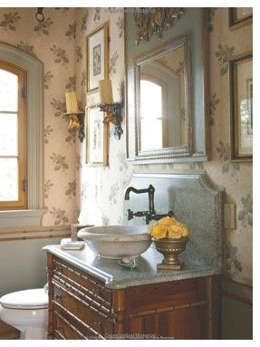 English Cottage Bathroom, Cottage Bath, Victorian Bathroom, Casa Country, English Decor, Cottage Bathroom, English Cottage Style, Chinoiserie Wallpaper, Vintage Bathrooms