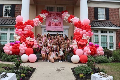 Bid Day Hairstyles, Bid Day Decor, Heart Balloon Arch, Pi Phi Bid Day, Balloon Arch Pink, Bid Day Ideas, Pink Party Decor, Themes Sorority, Bama Rush