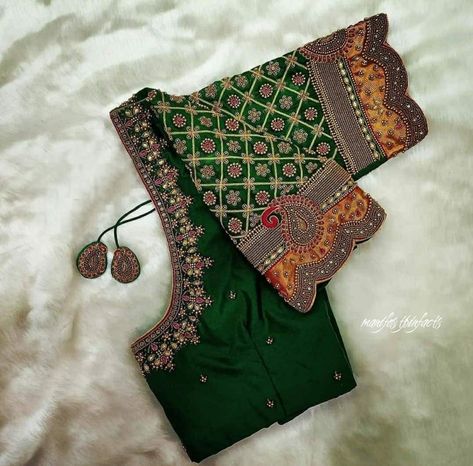 Green Aari Blouse, Dark Green Blouse Designs, Green Blouse Designs, Dark Green Blouse, Cutwork Blouse, Aari Blouse, Cutwork Blouse Designs, Beautiful Gold Necklaces, Indian Fashion Saree