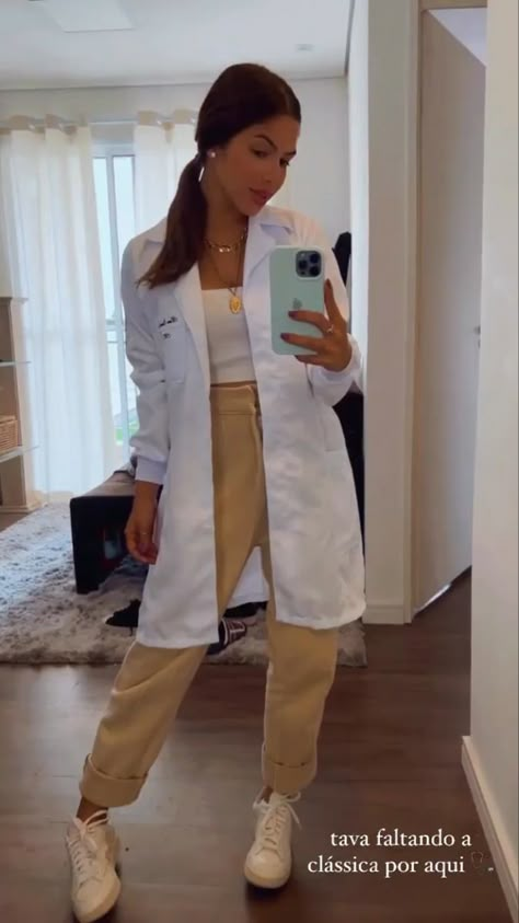 White Coat Ceremony, Doctor Outfit, University Outfit, Medical Outfit, Coat Women Fashion, Work Uniforms, Model Outfits, Outfit Look, White Coat