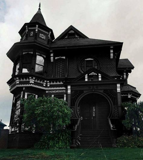 adorable black witch house! Gothic Homes, Arsitektur Art Deco, Goth Houses, Black Houses, Goth Home, Goth Home Decor, Dark Home, Black House Exterior, Hus Inspiration