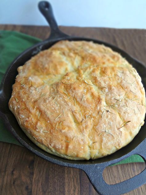 Roasted Garlic Butter Recipe, Skillet Bread, Thighs Chicken, Iron Skillet Recipes, Homemade Bread Recipes Easy, Artisan Bread Recipes, Healthy Baked, Cast Iron Recipes, No Knead Bread