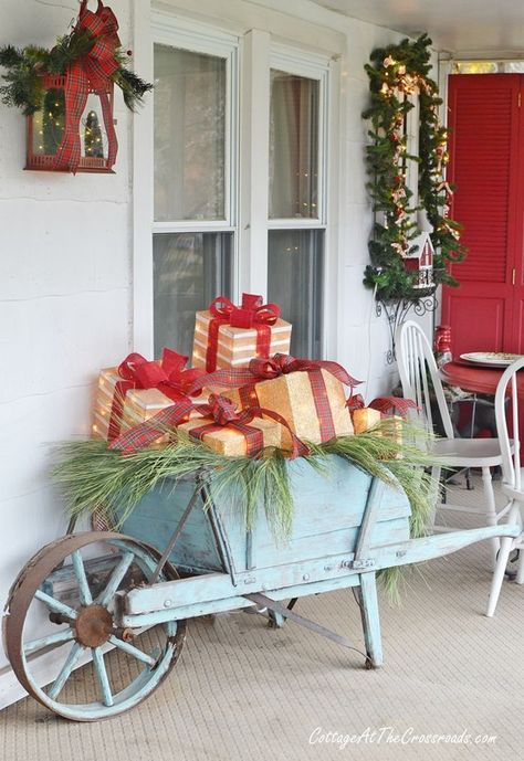 pretty christmas porch idea Wheelbarrow Decor, Winter Porch Decorations, Porches Ideas, Easy Diy Christmas Decorations, Shabby Chic Christmas Decorations, Christmas Decorations Ideas, Cabin Porch, Chic Christmas Decor, Roof Ideas