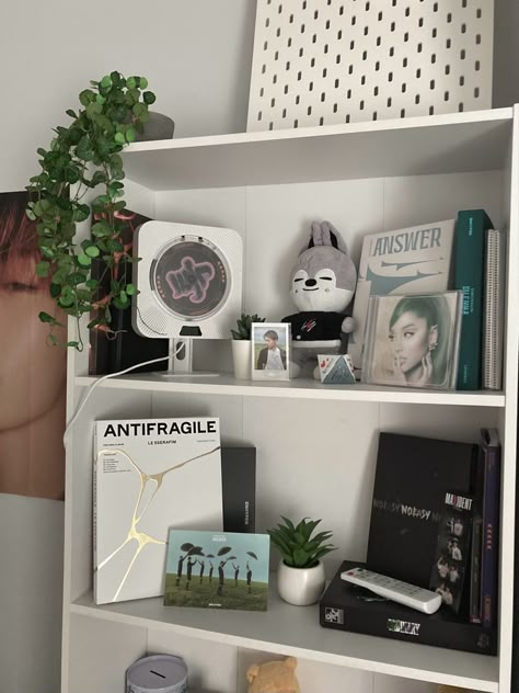 Aesthetic Book Shelf, Kpop Shelf, Future Bedroom Ideas, Straykids Aesthetic, Ideas Habitaciones, Kpop Wall, Kpop Room, Aesthetic Room Ideas, Desk Inspo