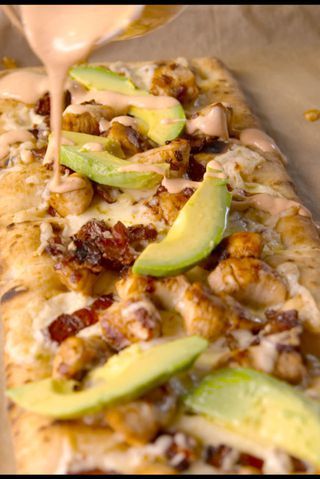 California Chicken Flatbread California Chicken Flatbread, Easy Flatbread Pizza Recipes, Chicken Flatbread Recipes, Easy Flatbread Recipes, California Chicken, Lowcarb Recipes, Easy Flatbread, Chicken Flatbread, Flatbread Recipes