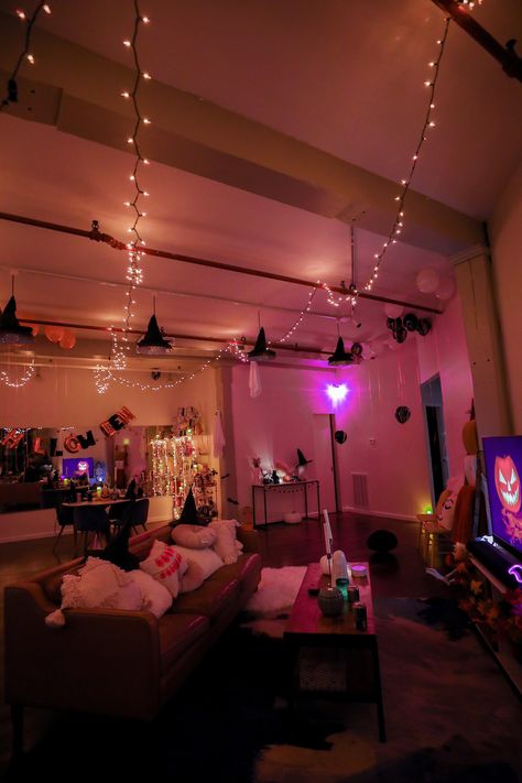 A Halloween Housewarming, Easy Halloween Party Decorating Ideas - Rach Martino Halloween Bday Party Decorations, Halloween Decorations College Party, Halloween Frat Party Decorations, Halloween Party In Apartment, Teenage Halloween Party Aesthetic, Halloween Party Snapchat Story, Halloween Party Basement, Chill Halloween Party, House Warming Party Aesthetic