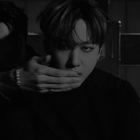 Changbin Black Aesthetic, Changbin Dark Aesthetic, Changbin Black And White, Skz Dark Aesthetic, Stray Kids Dark Aesthetic, Changbin Aesthetic Icon, Aesthetic Changbin, Changbin Aesthetic, Felix Dark