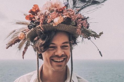 Harry Styles Golden Music Video, Golden Music Video, S S Daley, Golden Music, Harry Styles Golden, Holmes Chapel, Harry Styles Wallpaper, Treat People, Treat People With Kindness