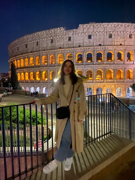 Outfits Rome Winter, Rome Outfits Autumn, Colloseum Outfit, Winter Outfits Rome, Rome Vision Board, Outfits For Rome In Winter, Rome City Break Outfits, Rome Style Winter, Photos To Take In Rome