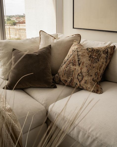 I thought when planning this look that it’d be more coastal vibes, but it’s kinda giving southwestern… but I’m not mad. 🤭🤠 Intro’d a couple new pillows from @tonicliving for the summer season, particularly obsessed with the vintage-inspired patterned pillow. When I saw it I knew I had to have it! It’s inspired by an antique rug, but still very soft, which I love. Just a little moody summer living room refresh and switch up for ya. Let me know what you think! Cushions On Sofa Color Schemes, Apartment Inspiration Living Room, Living Room Refresh, Brown Sofa Living Room, Summer Living Room, Room Refresh, Interior Textiles, Coastal Vibes, Summer Living